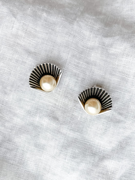 1960's Clam Shell Pearl Clip-on Earring