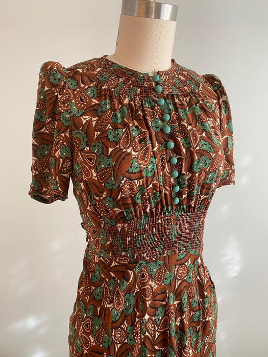 Late 1930's Rayon Print Dress With Shirring and Covered Buttons / Xs