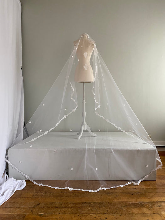 Dreamy 1970s Fairytale Wedding Gown With Original Veil and Long Train / XS